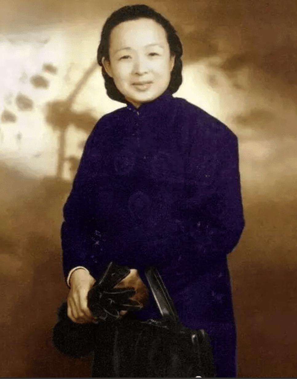 1949年秋，上海吴淞路弄堂里，两名民警跟着张大妈到466号院。张大妈抱怨：“姓