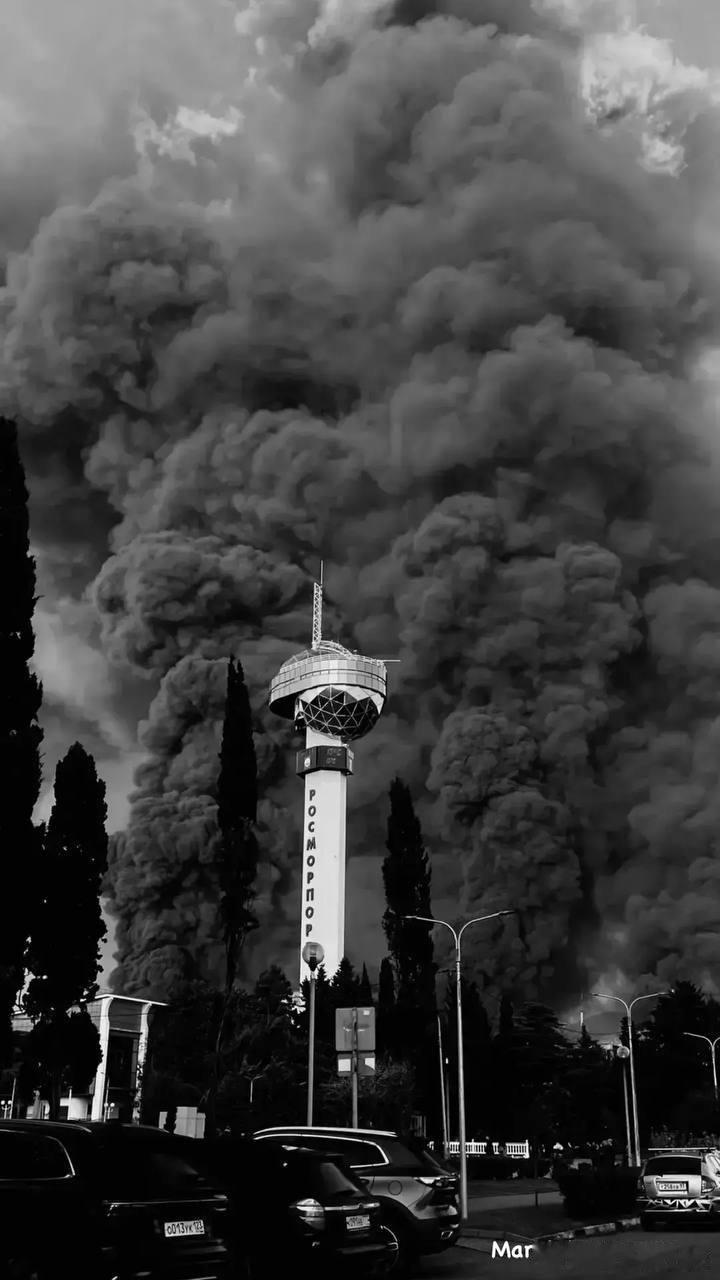 俄罗斯的天空到处弥漫着石油制品，这是由于乌克兰对其炼油厂袭击造成的。巨大的浓烟久