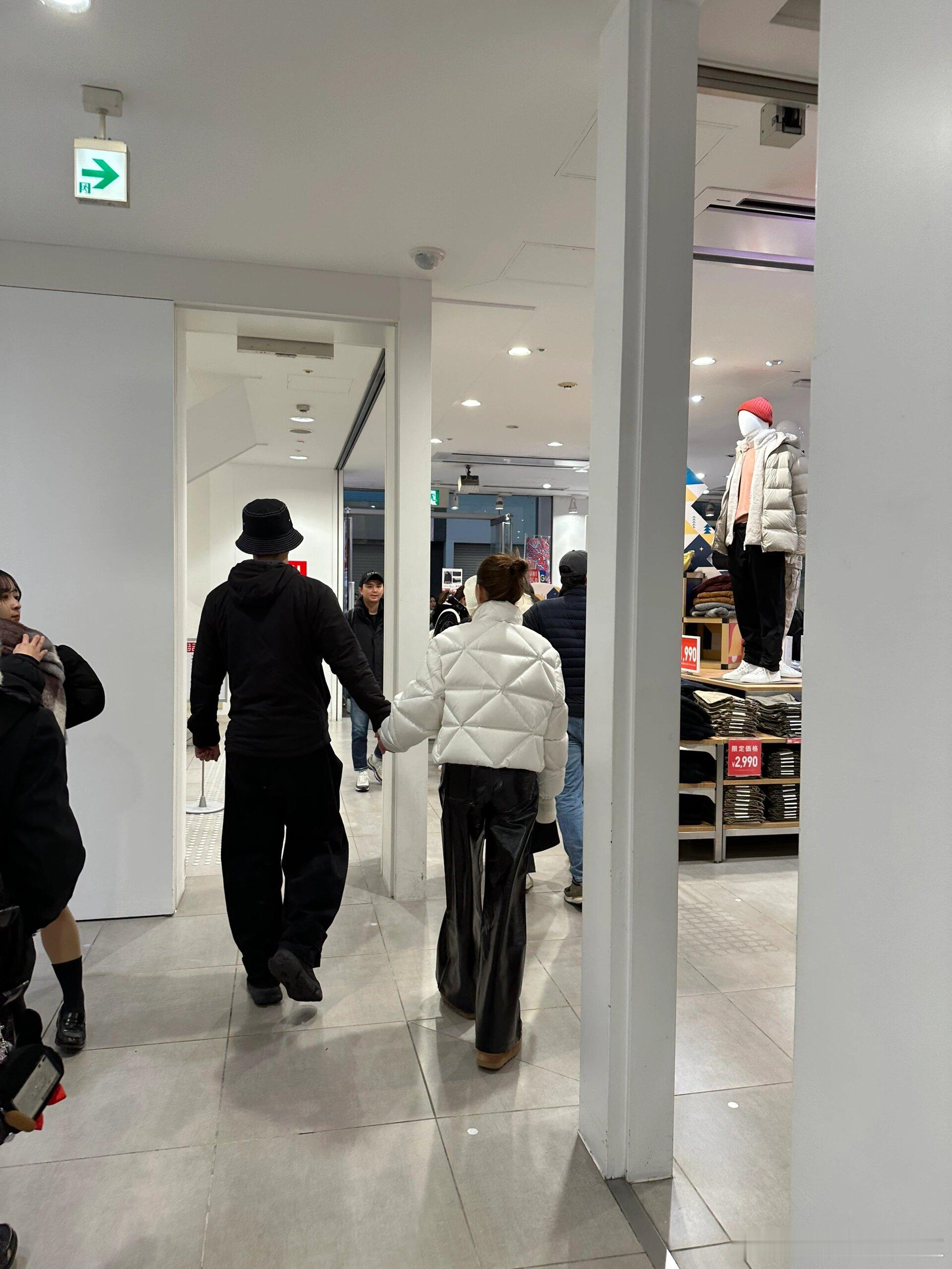 日本偶遇窦骁何超莲牵手逛街，豪门也逛优衣库 ​​​