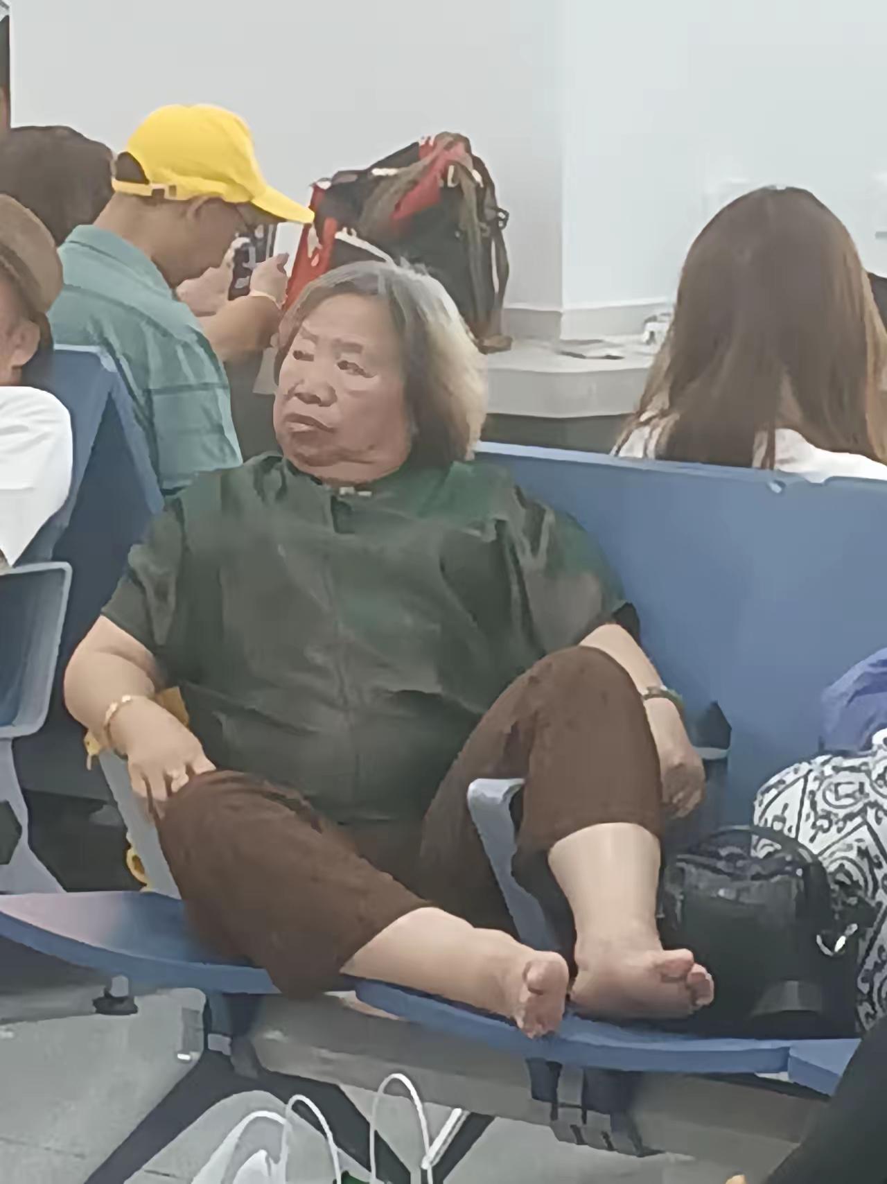 请用一句尖酸刻薄的词语，形容一下这位霸气十足的老太太！