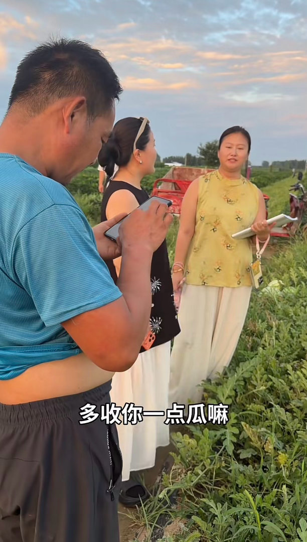 员工凑1万6跨省买下8吨滞销西瓜8吨河南西瓜免费送给南京一线劳动者暖心闭环！员工