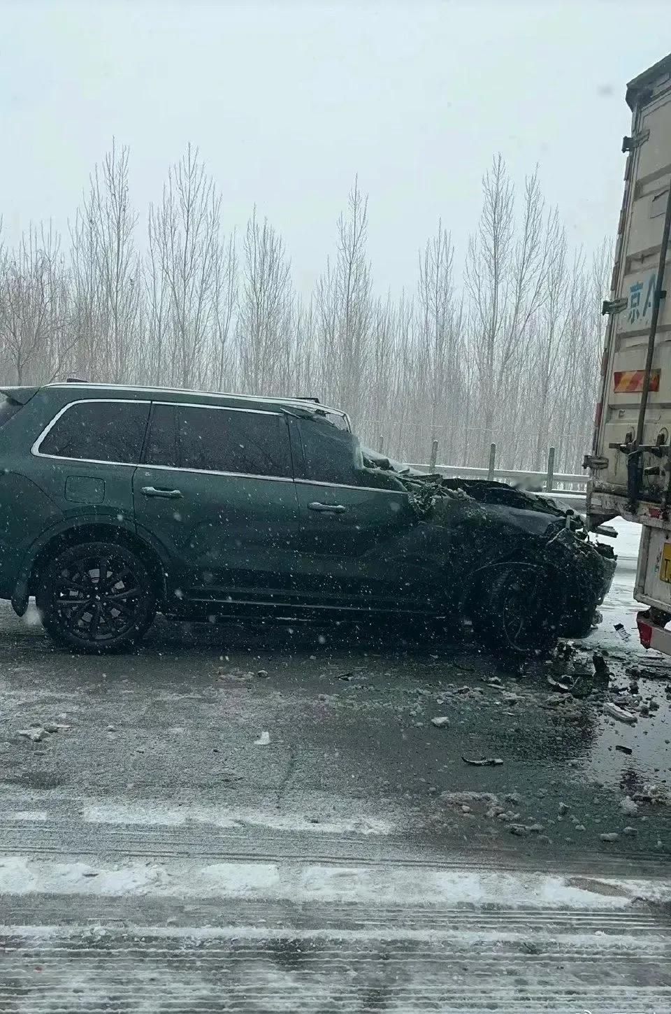 正常高速撞大货车，没几个车的A柱顶得住！#武汉暴雪# ​​​