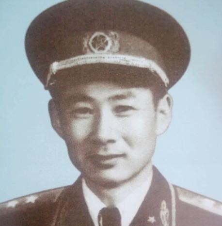 1955年授衔时，副军长杨秀山原本应获少将头衔。不料贺龙得知此事后怒不可遏。贺老