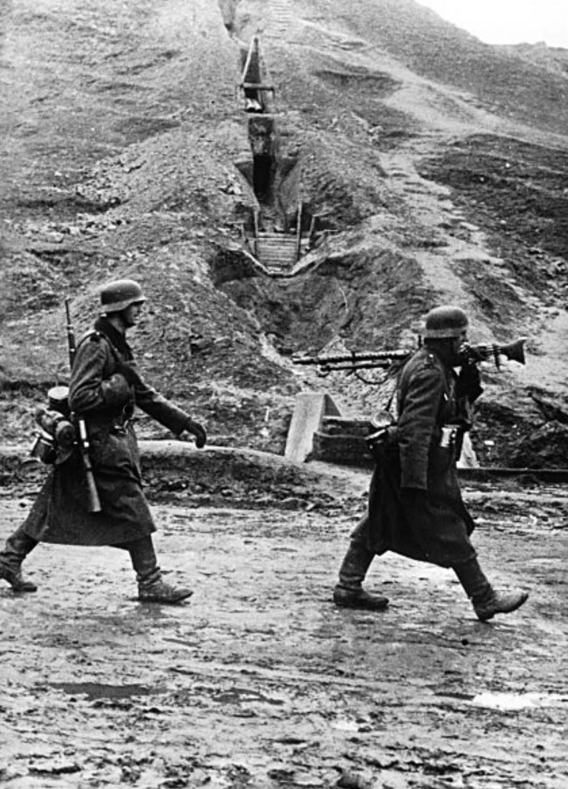 正在行进中的二战德军士兵，前面那位扛着的是MG34还是MG42通用机枪呢？

周