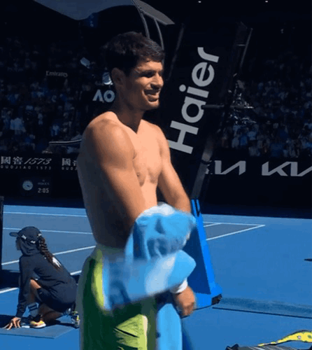 澳网2026 阿尔卡拉斯阿尔卡拉斯 今天战胜穆泰之后在场边换衣服，然后这个这个身