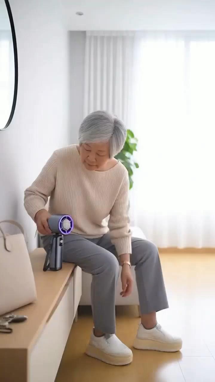 笑一个，出门前我先带上它，折一下放桌上冰冰的吹着，屋里待着都舒服。脖子这一贴，冰