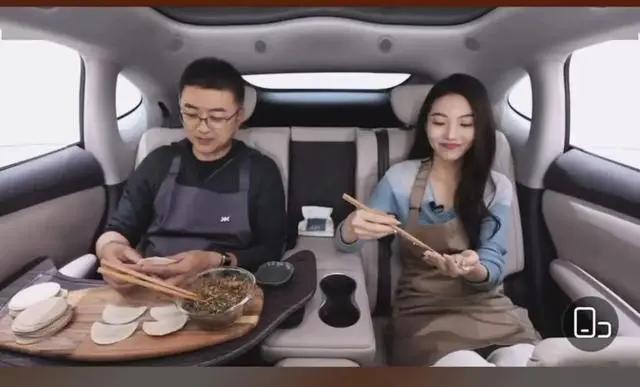 车内包饺子、吃火锅，智己汽车营销在玩脱的道路上越走越远，简直就是为了差异化而差异