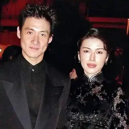 张学友大女儿，也太不像妈妈了！

张学友和罗美薇26岁的大女儿张瑶华近照曝光，看