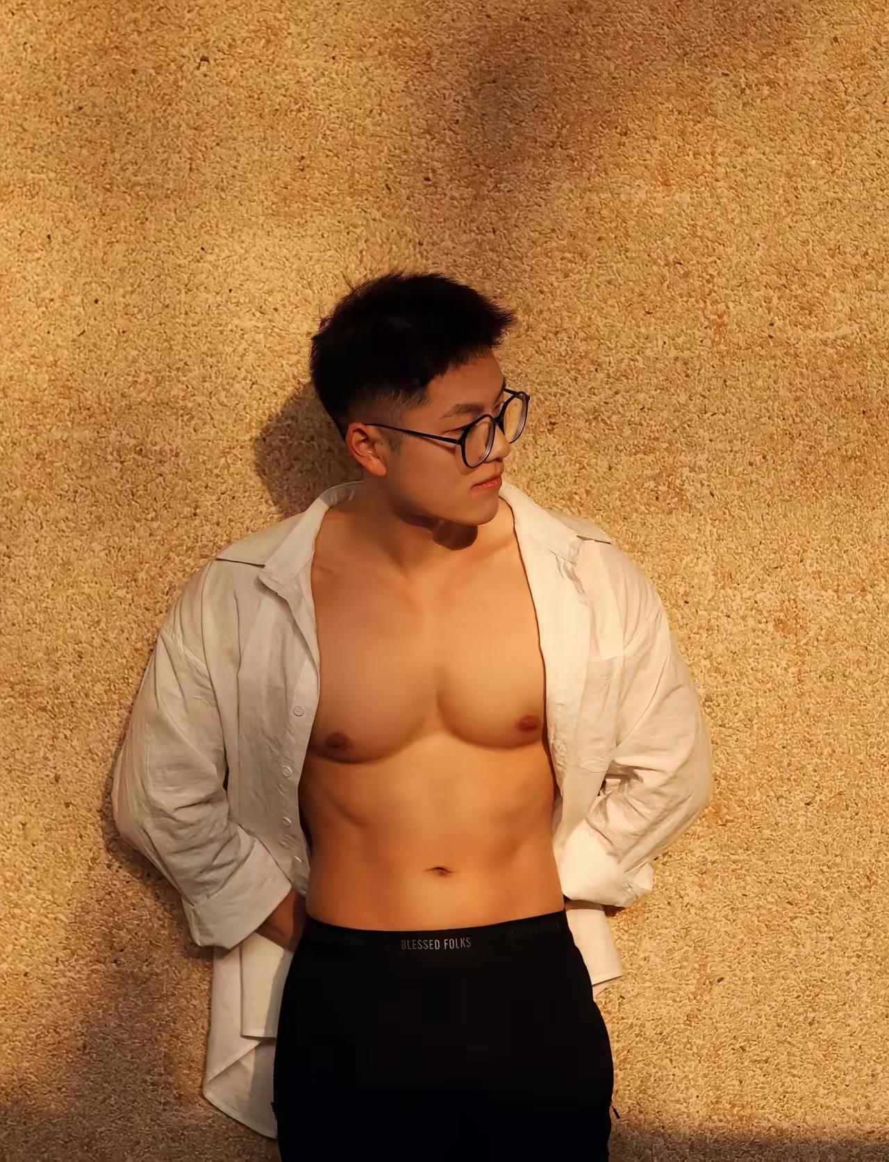 春日生活打卡季春天一到，连城市的气氛都变得更轻快了。尤其是那些身材特别好的肌肉帅