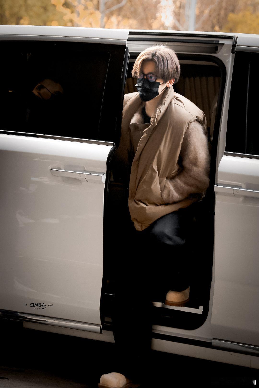 谁懂啊！侯明昊的温柔挥手，简直是苏感天花板， 看完直接沦陷！ 