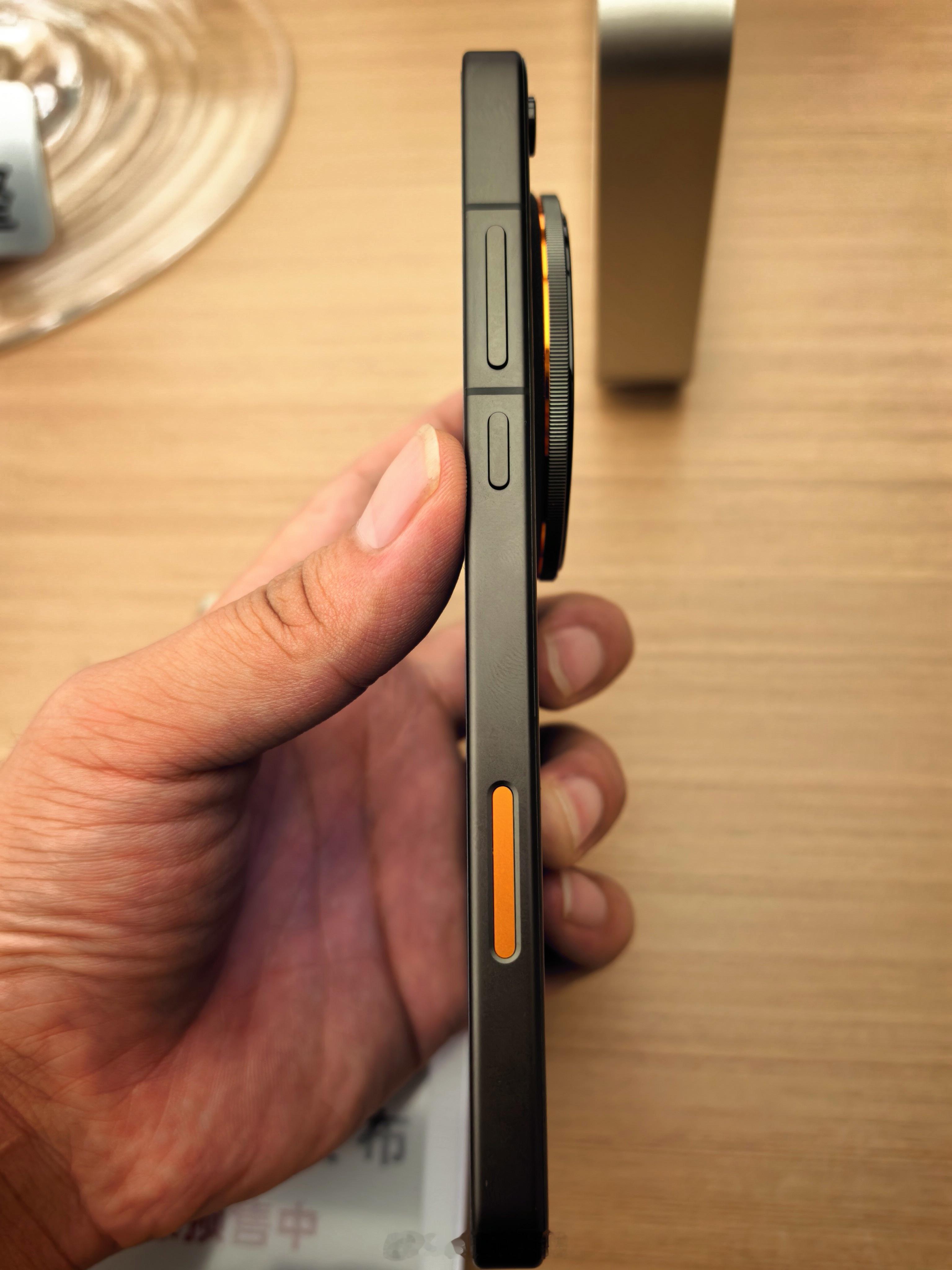 到门店上手了OPPO Find X9 Ultra真机，手感和质感都还不错，个人比