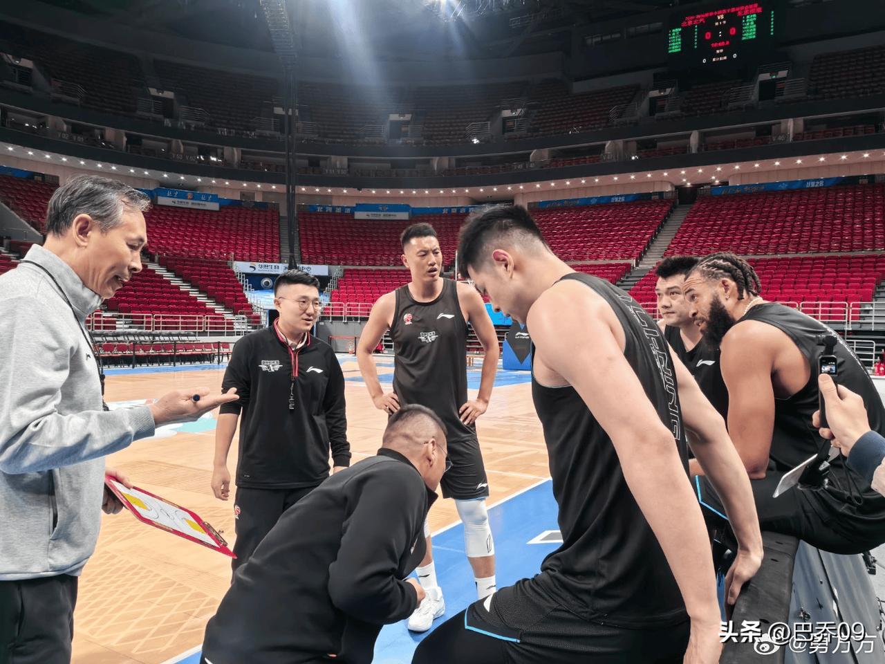 首钢冲冠蓝图：双塔出鞘+后场归位，3月硬仗定乾坤
 
北京首钢已将本赛季目标锁定