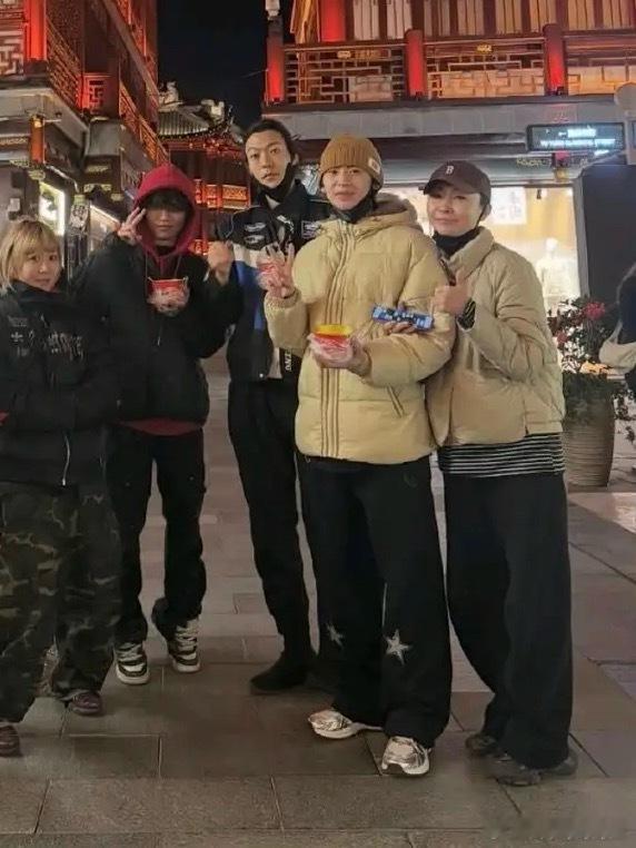 他们说卜凡小鬼合照是道士来抓鬼了