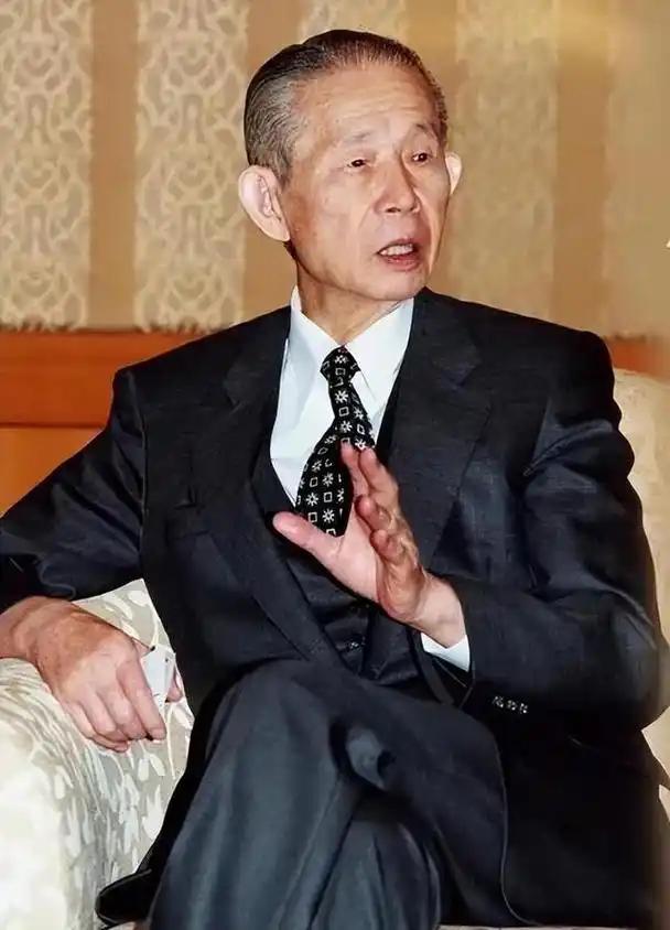 一位汽车专家说： “傻子才买车去装B！有100万，你最多买一辆20万块钱的车。你