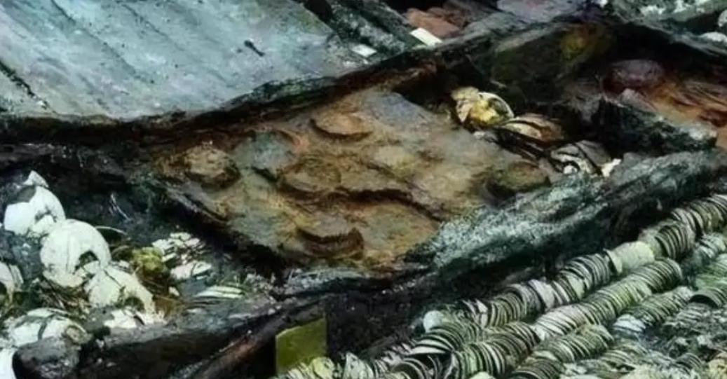 1985年，韩国历时9年打捞出一艘沉船，船内发现了28吨铜钱、22040件瓷器和