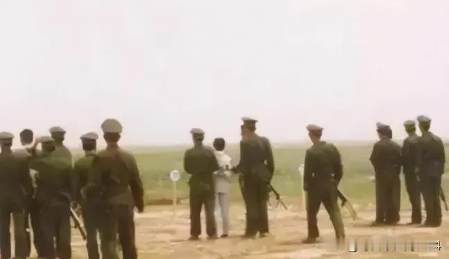 1985年，山西省某处山坡上，一队武装警察，正准备对死刑犯执行枪决。战士们端起枪