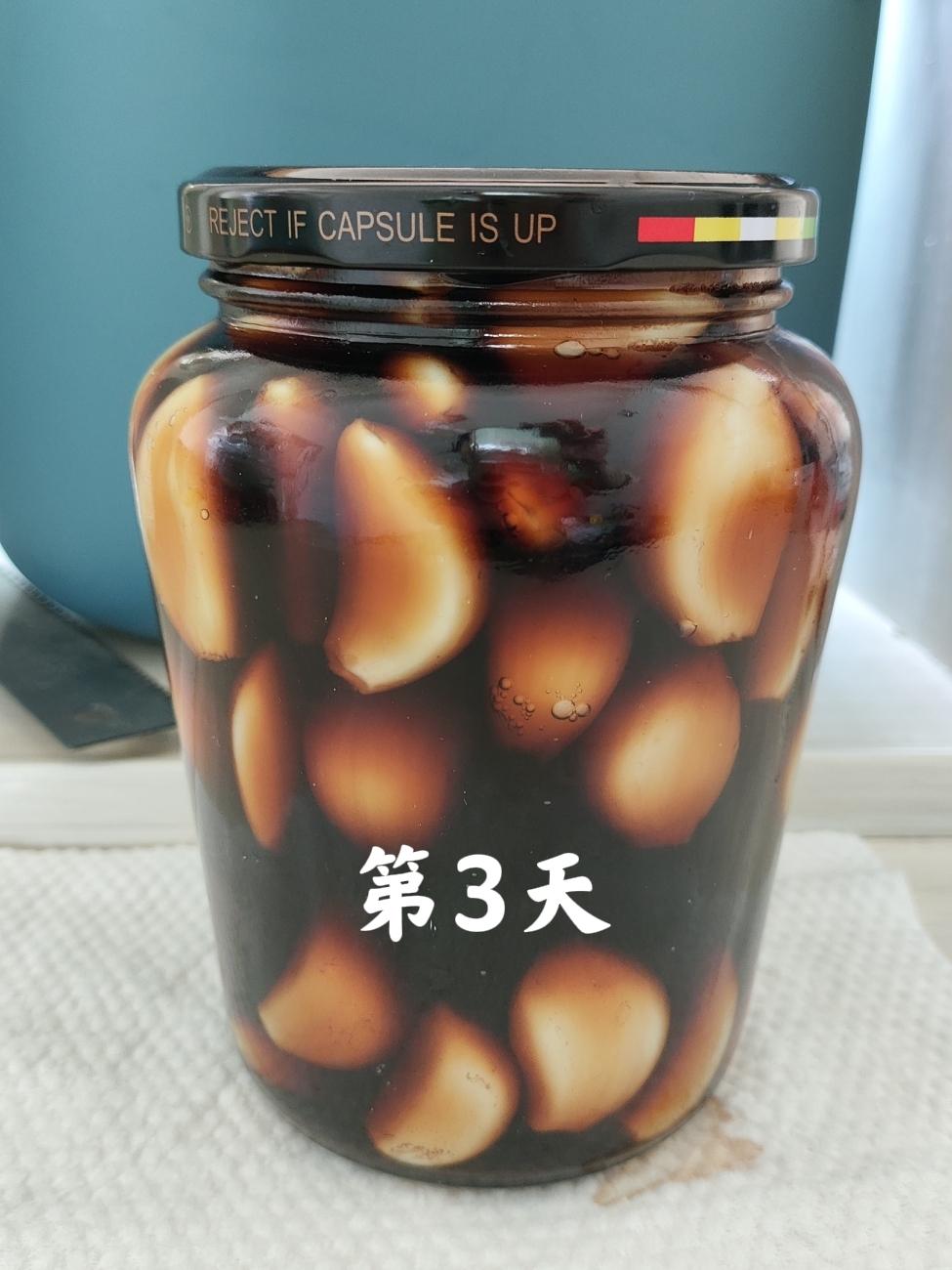 泡腊八蒜第3天，没有什么变化，蒜还是白色的。

今天是泡蒜第三天了，记录一下，看
