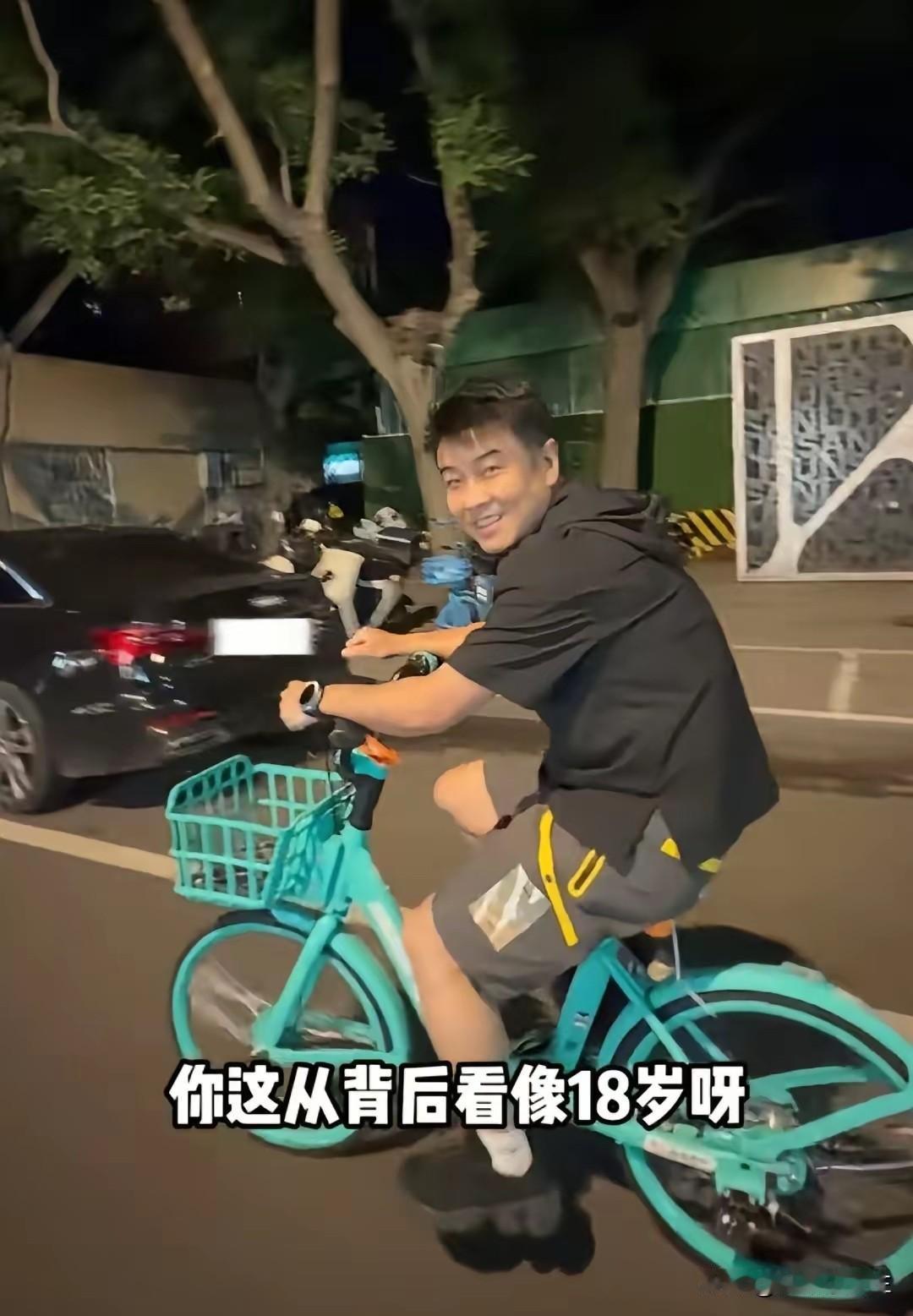 笑死我了！王皓和闫博雅骑自行车又被威胁了！

原因是两人骑自行车，
还并排着，