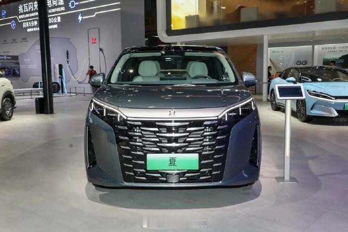 把家装进MPV有多爽 以前觉得MPV就是坐人，夏这设计思路打开了，开会能当移动办