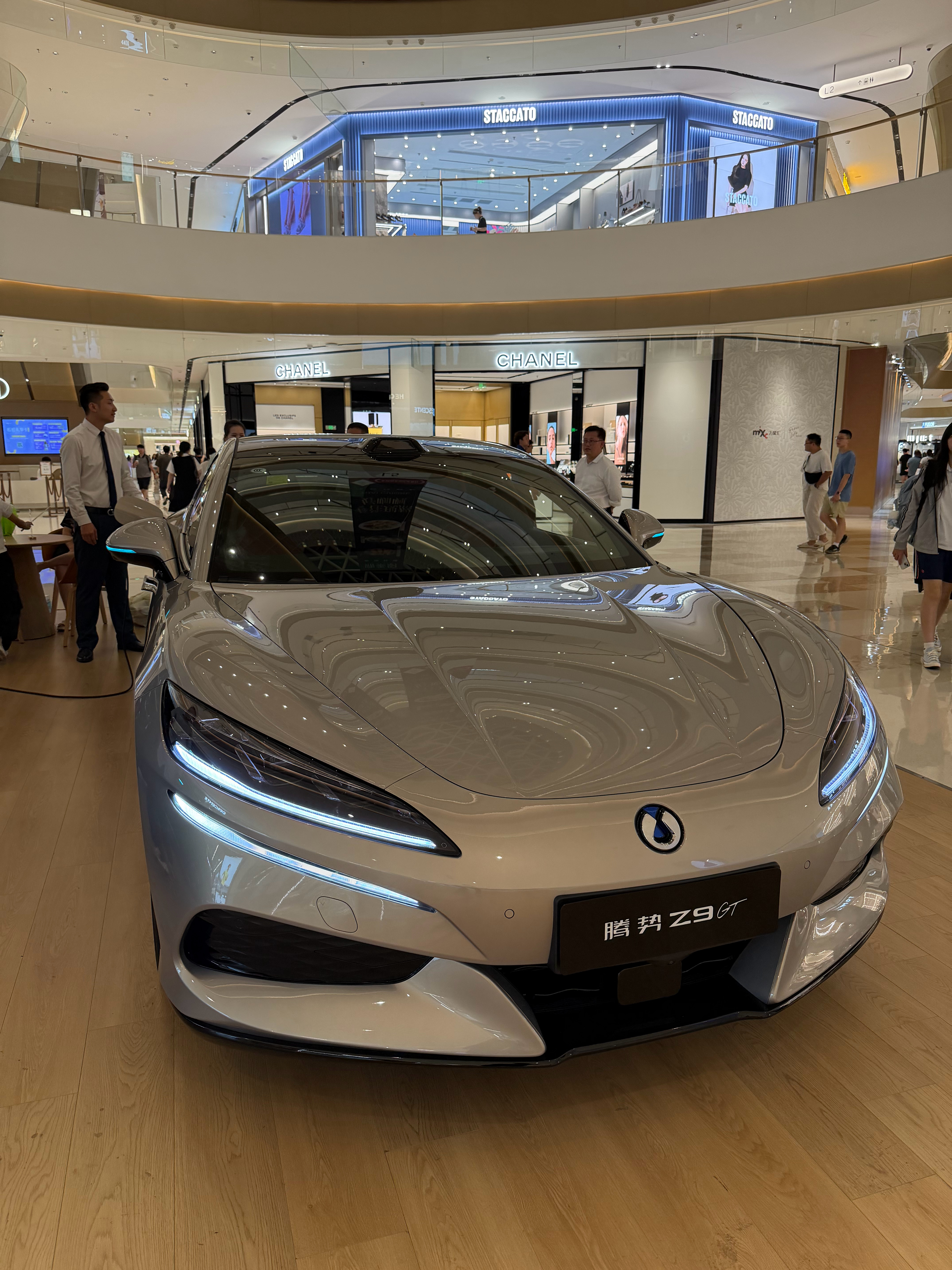 晚上逛商场，好多人来看展台的全新腾势Z9GT销售这会就一个，正在和另一个客户交流