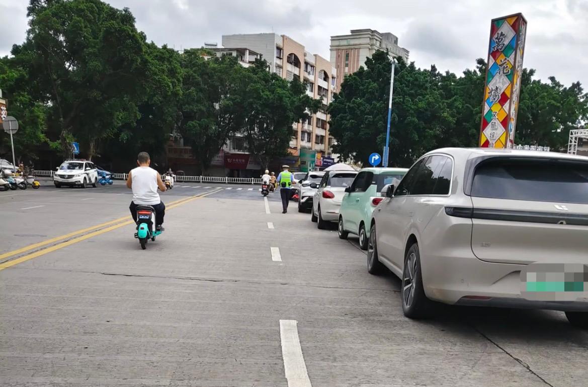 【玉林万花楼周边道路汽车乱停要被处罚】

7月5日，网友爆料称：玉林市城区万花楼