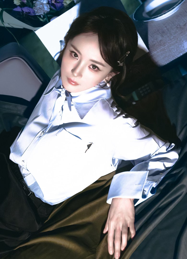 杨幂少女感还是这么强杨幂身材像少女谁懂啊！杨幂到底怎么维持状态的！名副其实内娱冻