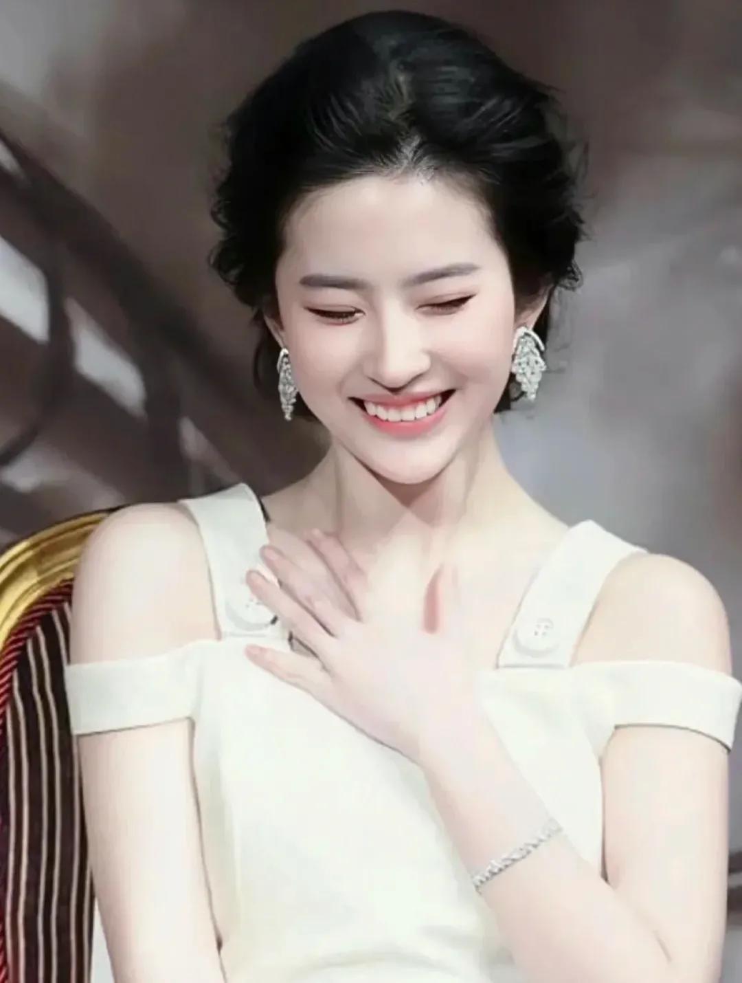 @刘亦菲 笑的这么开心的欢乐源泉是什么呢？
是她终于找到了自己一直在寻找的东西吗