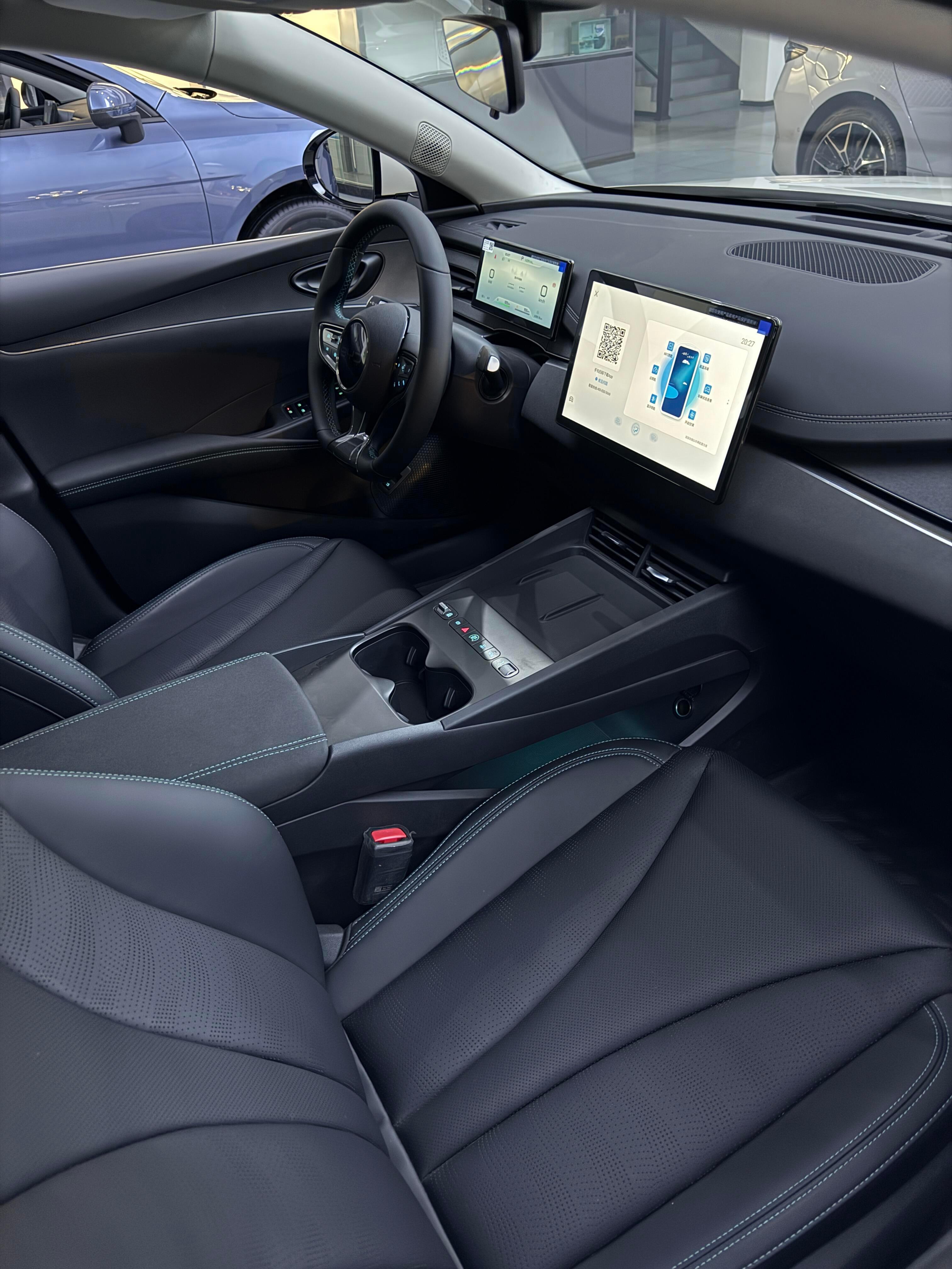 纯电续航210公里，通勤一周充一次都够用，亏电油耗才2.79升，主打一个省钱。 