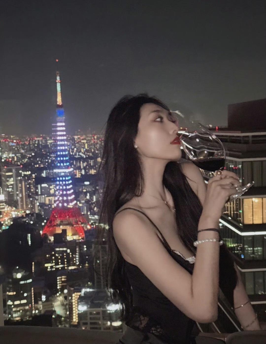 想请你喝杯酒，聊成年人的规划——比如，我想你算不算犯规？dou上热门 红酒 御姐