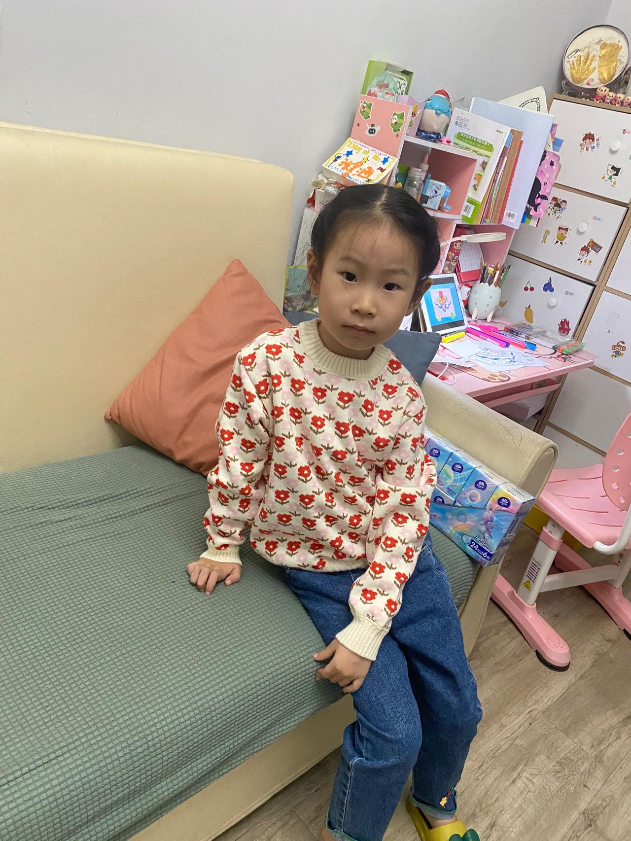 前几天买的加绒毛衣到啦[大笑]
张嘟嘟试穿了一下，挺不错的？内里加绒的，贴身穿也