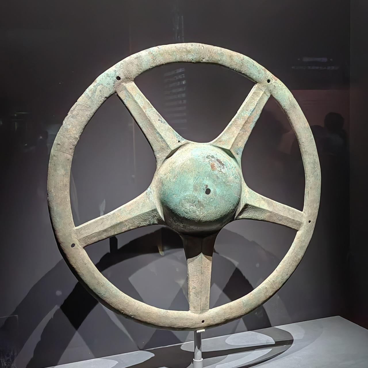 中国国家博物馆《双星耀世——三星堆‑金沙遗址古蜀文明展》，有一件酷似汽车方向盘的