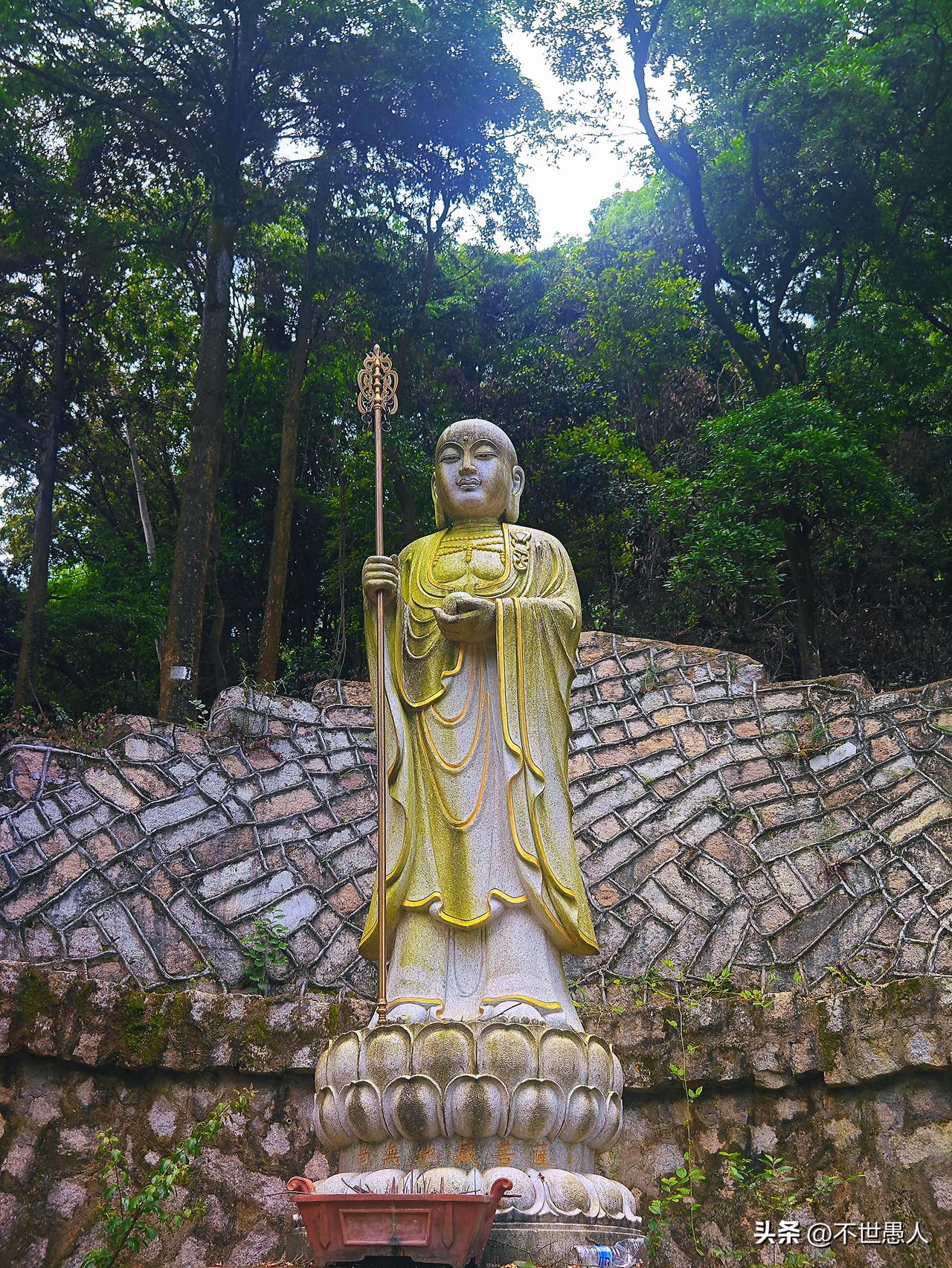 漳州火车站附近有一座地藏王殿，坐落在漳州市龙海区颜厝镇的白云山上（当地人常把山称