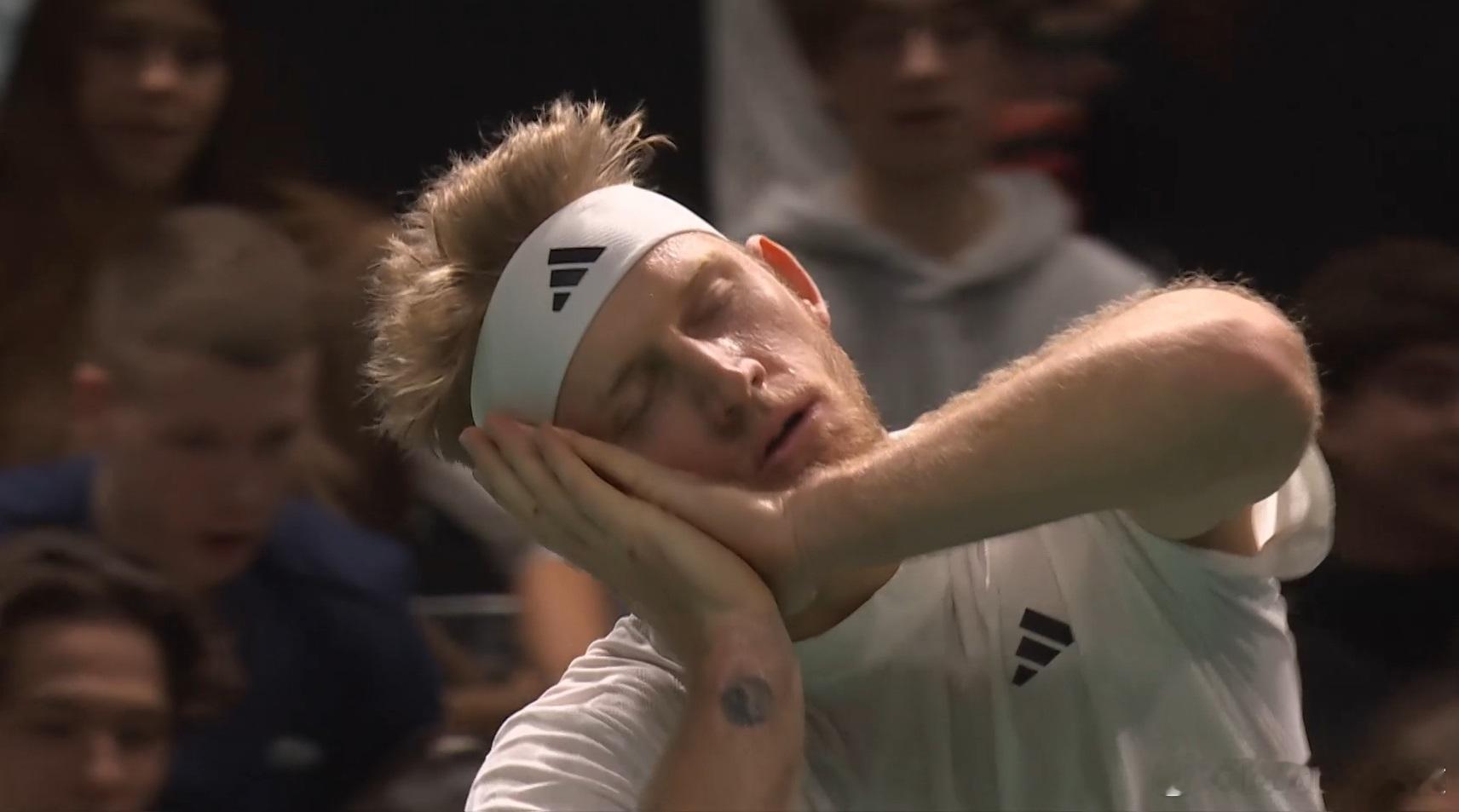 卡佐回应达维多维奇-佛基纳赛后这个动作：他那样反应，我不确定自己是否会做同样的事