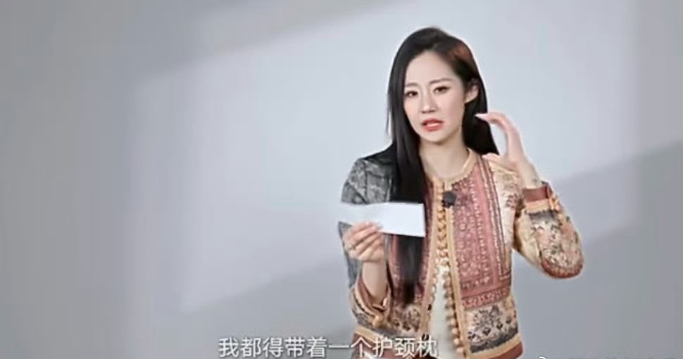 万千惠来乘风带了个枕头万千惠是真的有在好好养自己，上乘风2026带了个护颈枕，练