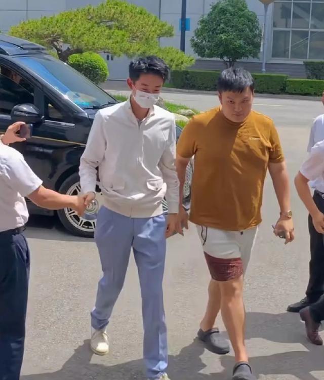 现实版的滴水之恩，涌泉相报出现了！吴宜泽西安见面会前，先和父母到了南洋迪克，不为