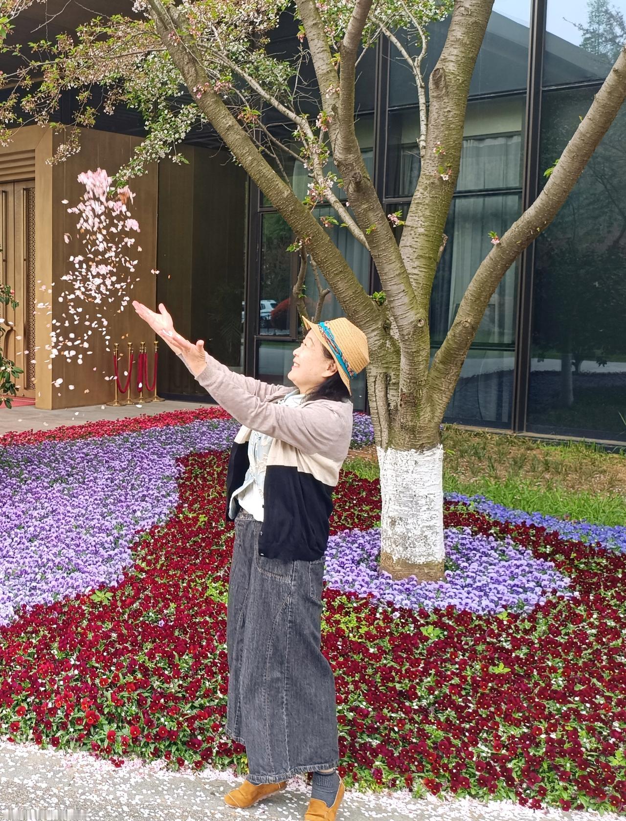 家里有好几个包，大都是儿媳妇送的，可手提包一年下来都拎不了一两次，太不方便了，一