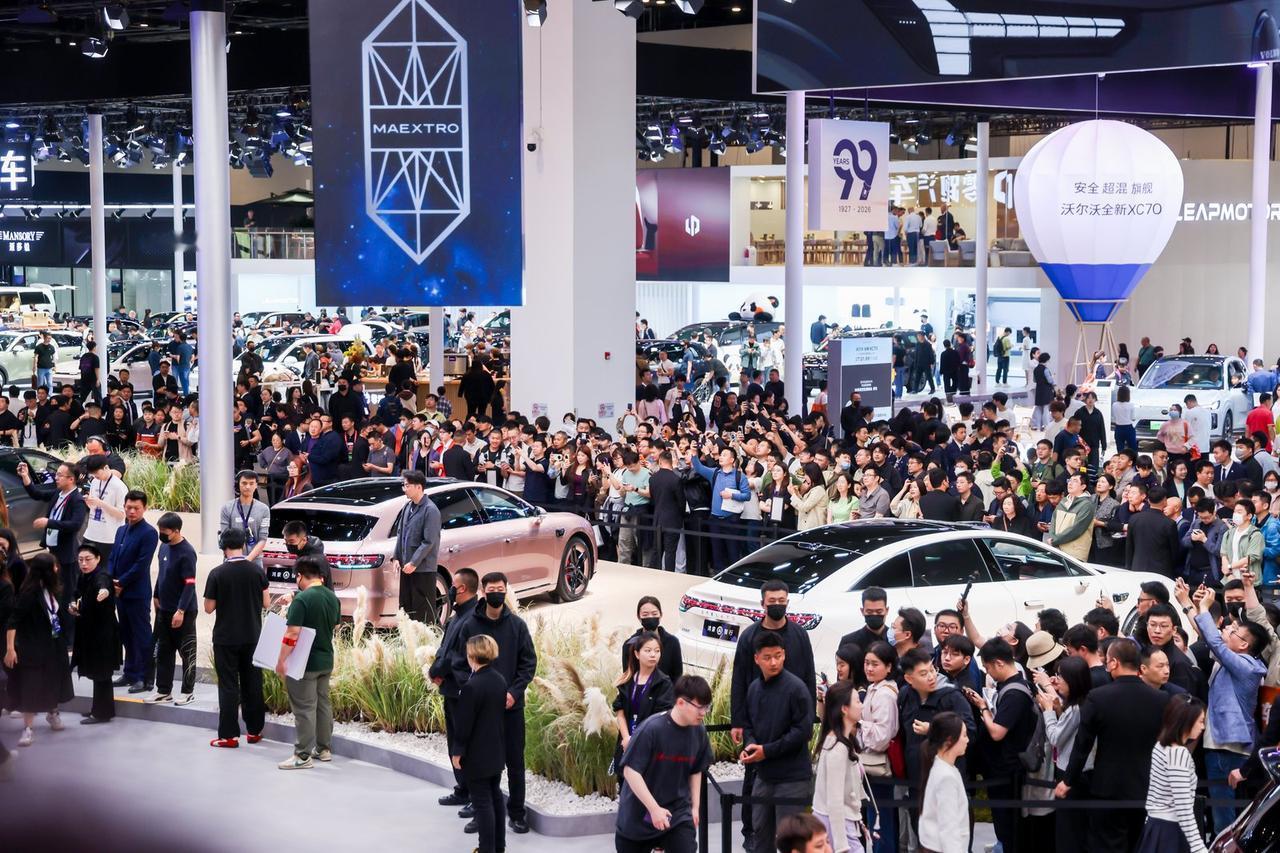 告别品牌溢价！鸿蒙智行在北京车展改写豪华车底层逻辑
逛遍北京车展才懂，传统豪华的