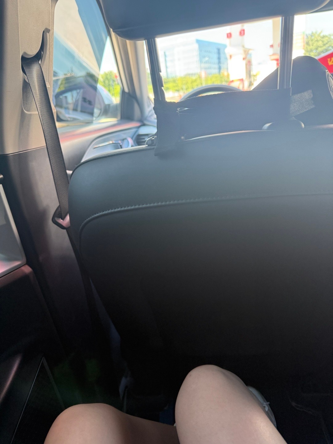 打了一辆车去车站，司机问我们几点的票 我如实回答他说还早 让我充几分钟电。然后就
