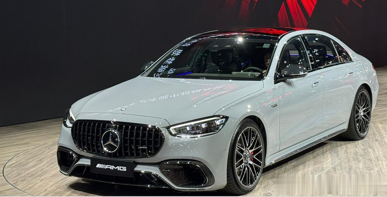 奔驰全新E级、CLE轿跑车展亮相
 奔驰展台上最重磅的车型无疑就是全新一代E级，