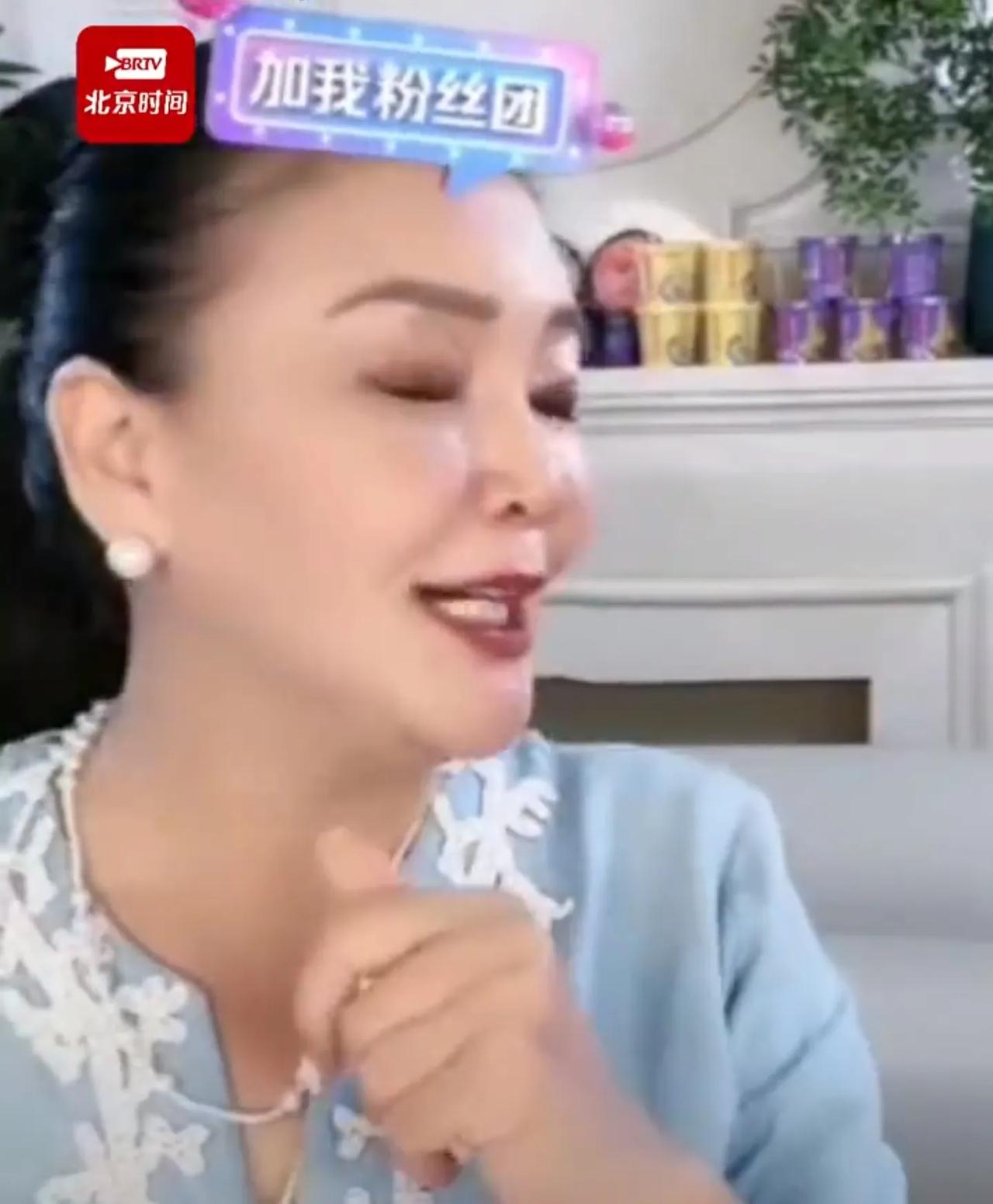 要说会玩儿，还得是汪小菲的妈妈张兰，在大S被爆料吸毒的丑闻后，张兰在自己的直播间