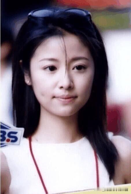 其实明星的颜值不过是吹捧起来的，多数情况下是美颜和滤镜的产物，看她年轻时候多么的