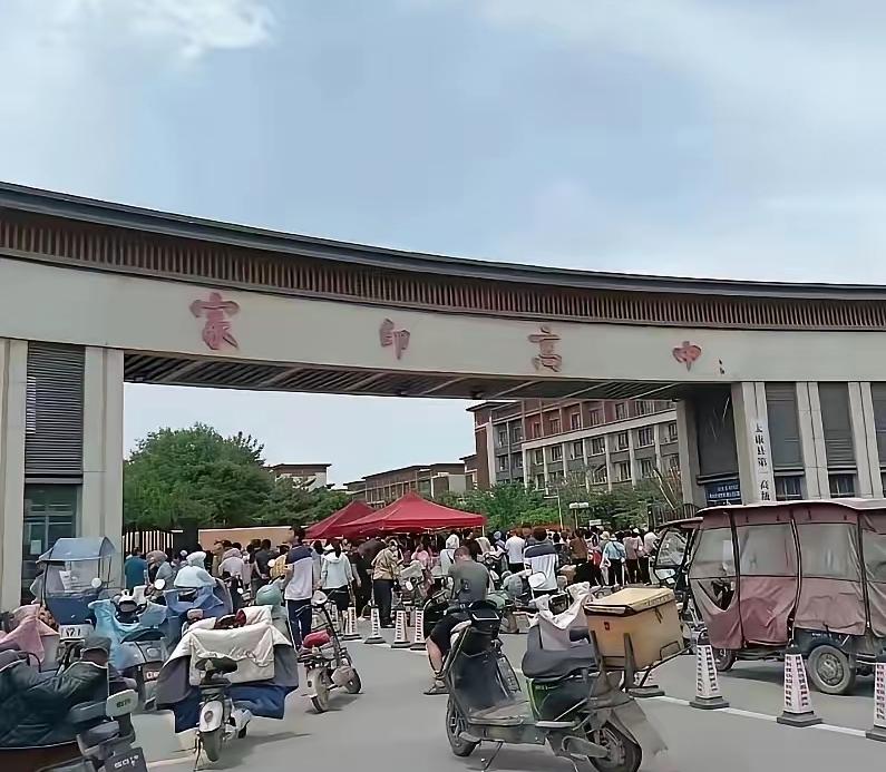 太康家印高中今年高考喜报。清北录了5个，一本1701，本科三千多，本科率95.7