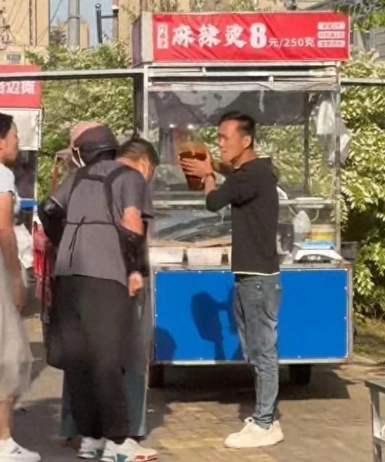 伤害性不大。侮辱性强。
安徽淮南夜市。麻辣烫男和铁板鸡架女因为摊位位置争吵起来，
