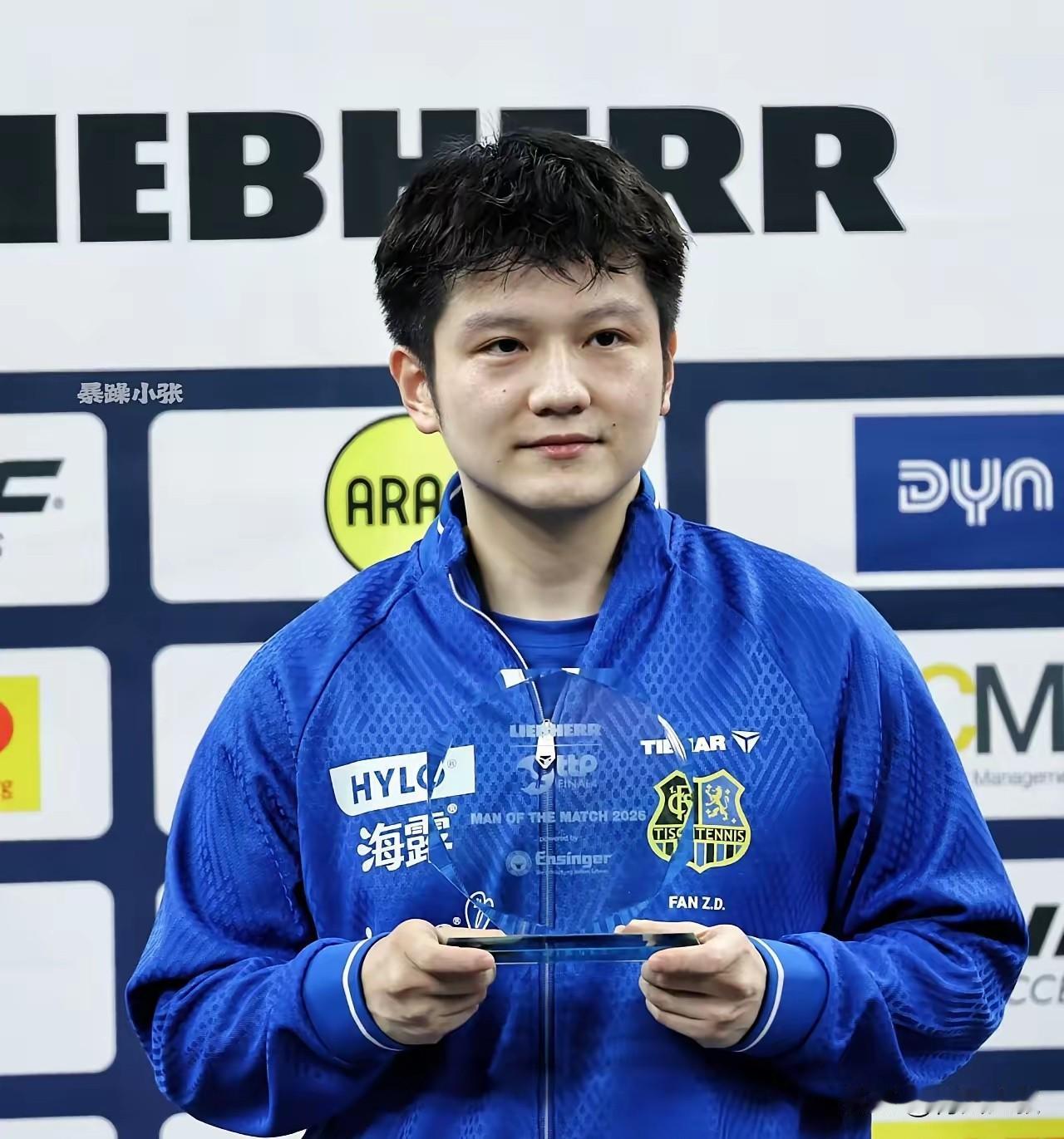 上海体育局太敬业了，凌晨恭喜樊振东夺冠！
看来小编也是东哥球迷！

正常事业编工