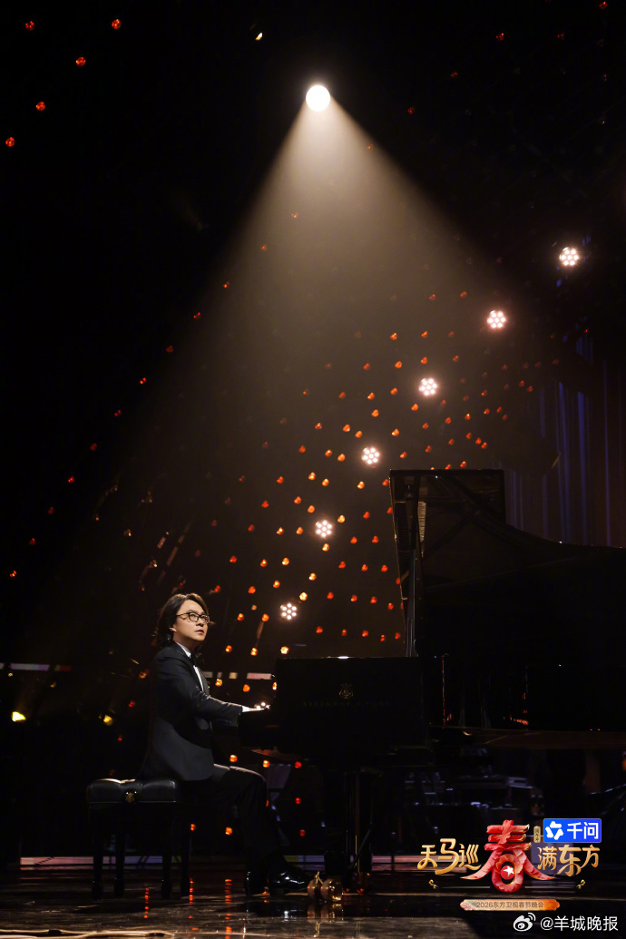 【#和石倚洁宋思衡黄英相约春晚#】歌声盛满欢悦，雅韵礼赞新春。今晚19:30，和