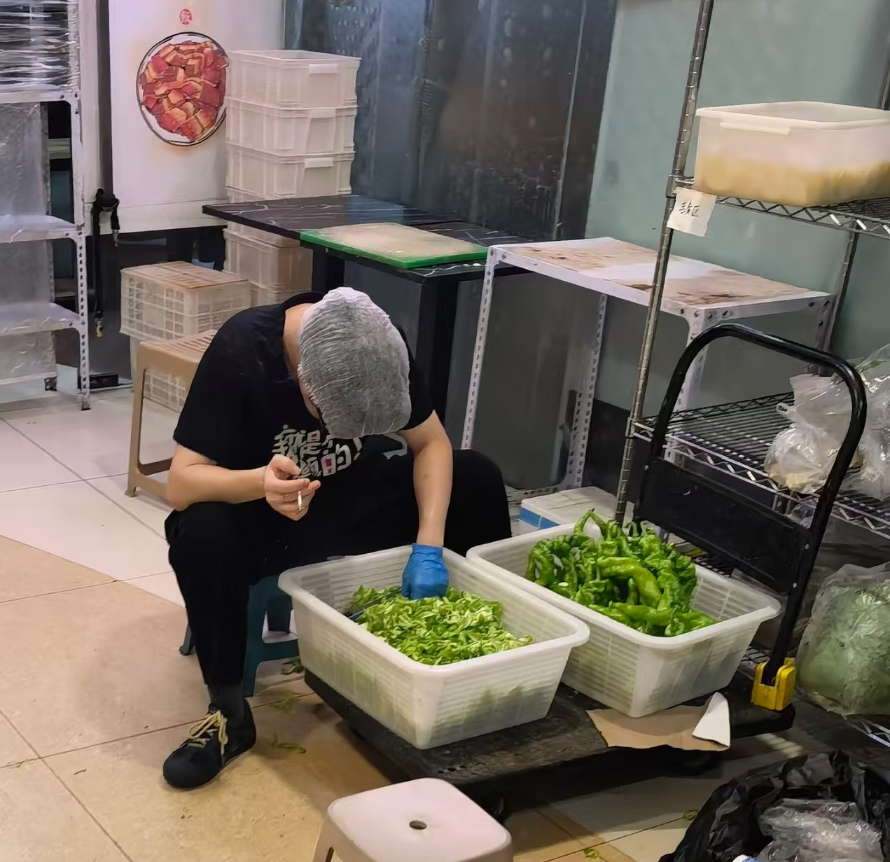 #农耕记处理辣椒时吸烟员工被开除#【农耕记北京外卖站员工处理辣椒时吸烟，被开除！