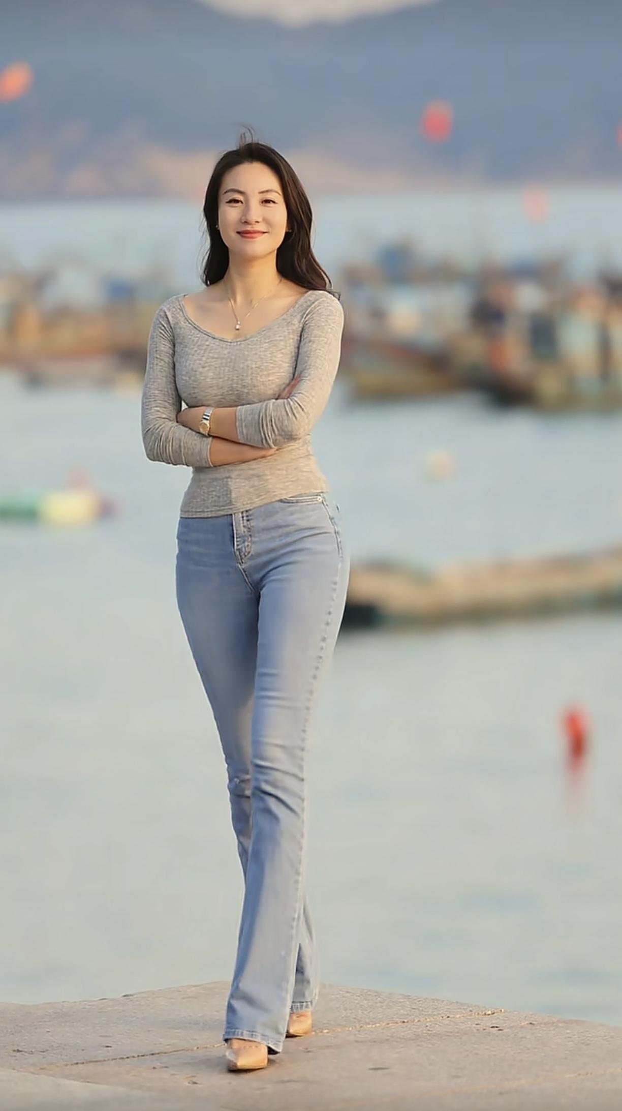 海边漫步，微风拂面，心情舒畅！美人照怎么拍才好看 高级感穿搭，温柔风穿搭。