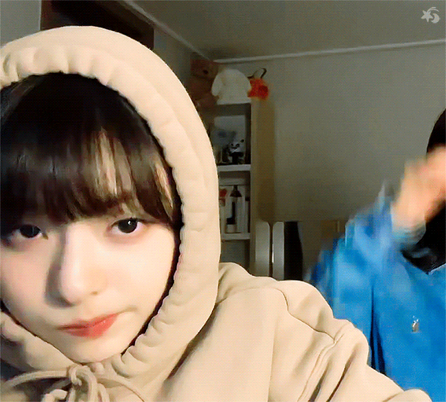 #李娜炅[超话]#🐣#蜜桃笑颜李娜炅# [动图]240408 wvs直播 动图