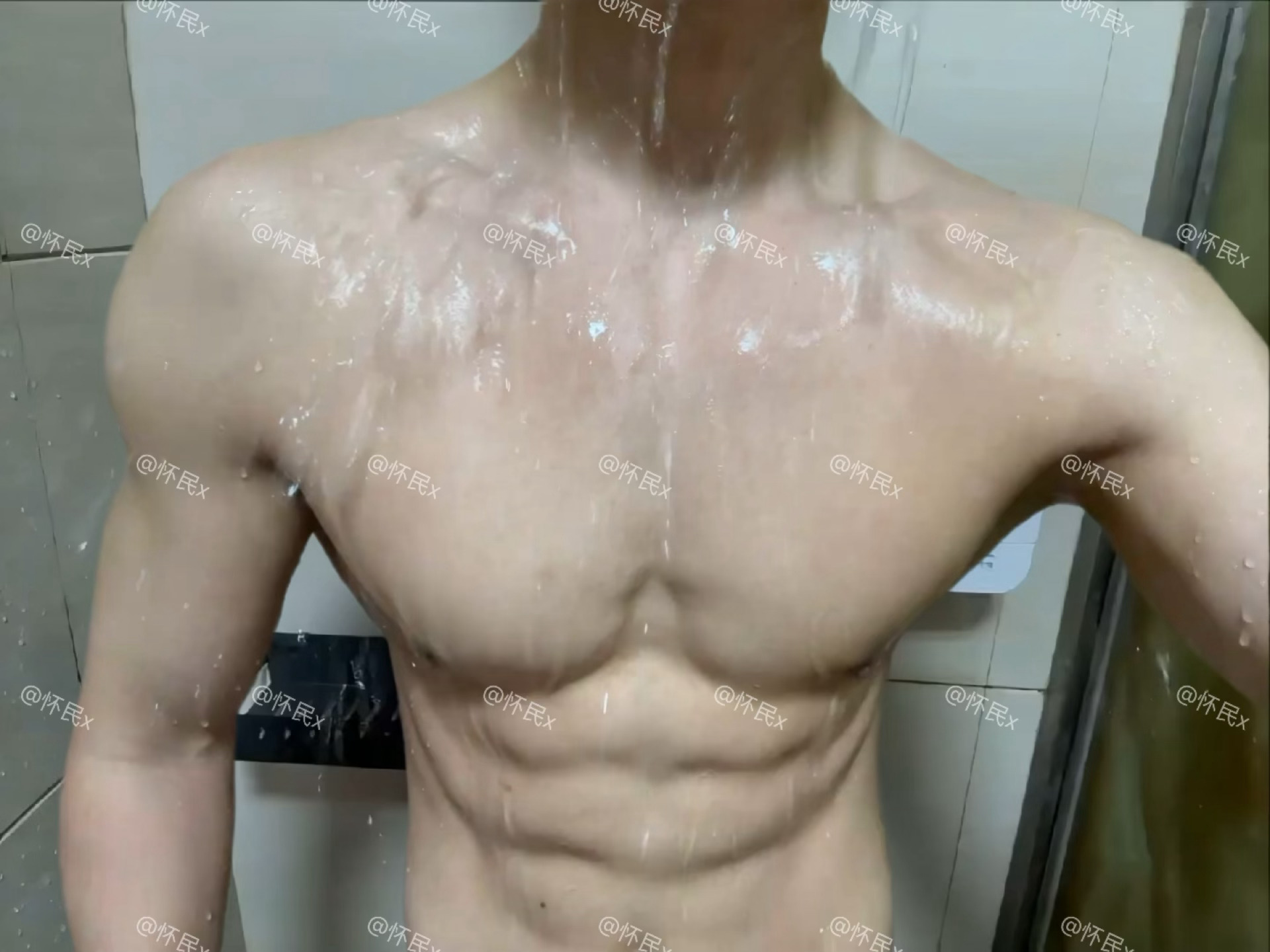 游泳你就游吧 一游一个不吱声，体重又掉了 