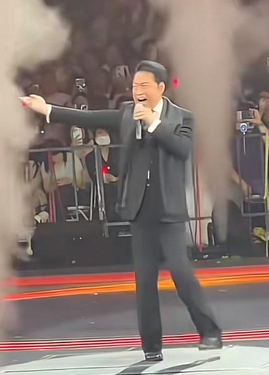 果然，人靠衣装马靠鞍。马景涛，这次是终于找对风格了！一身西装上身，整个人立刻显得